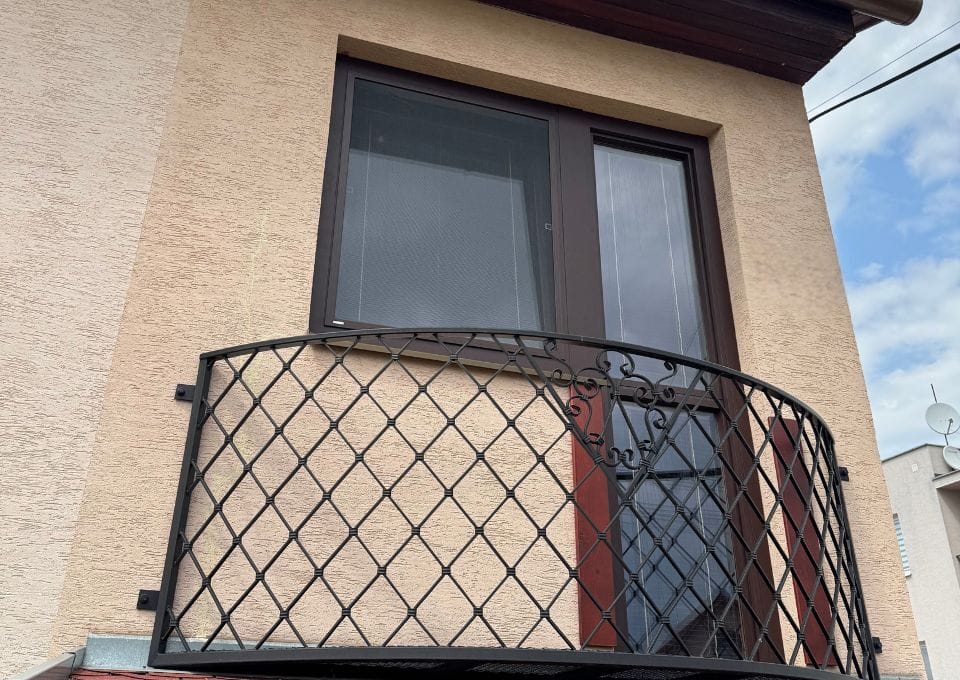 Balkónové dvere s hliníkovou kapotážou a kovaným zábradlím